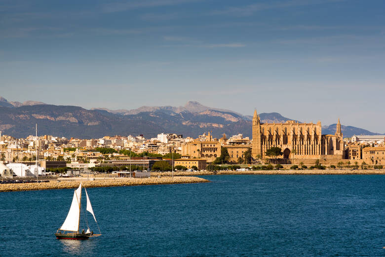 Segelschiff vor der Altstadt von Palma auf Mallorca