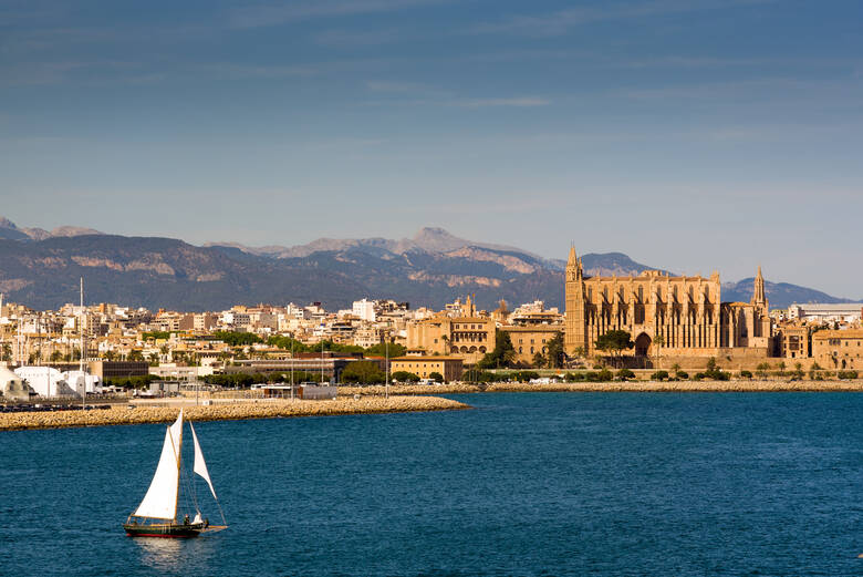 Segelschiff vor der Altstadt von Palma auf Mallorca 