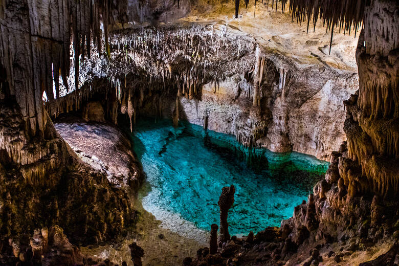 Tropfsteinhöhle auf Mallorca mit klarem Wasser