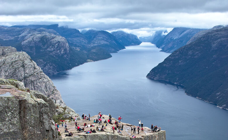 Menschen auf dem Preikestolen in Norwegen