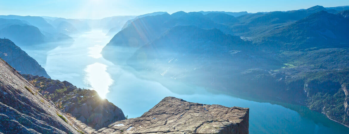 Blick von einem Felsvorsprung in Norwegen auf einen Fjord