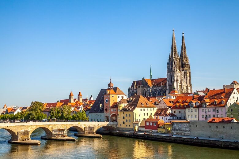 Steinbrücke und Stadttor von Regensburg