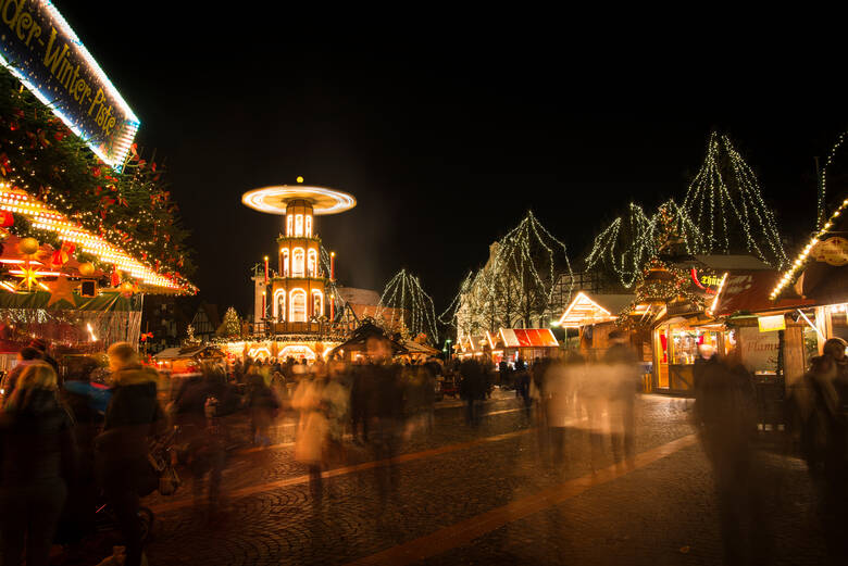 Weihnachtsmarkt in Bad Salzuflen mit großer Holzpyramide