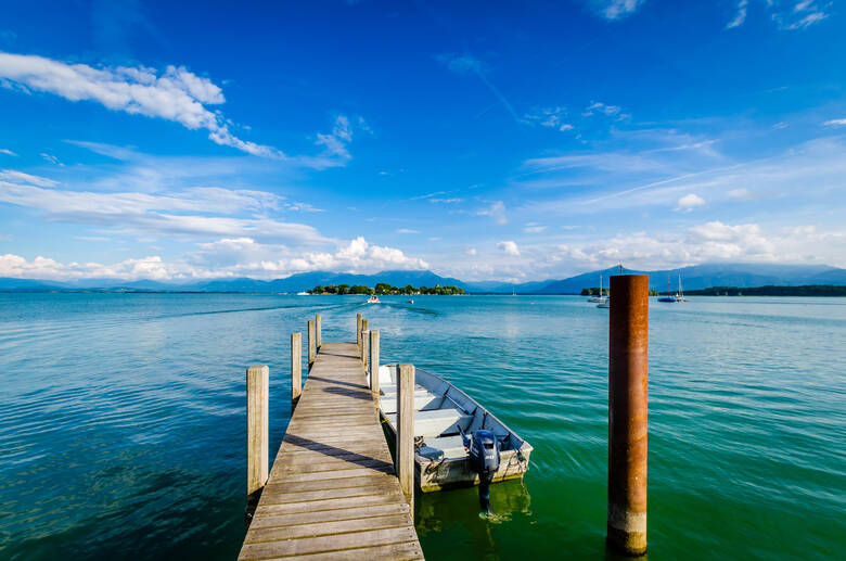 Steg mit Boot im Chiemsee