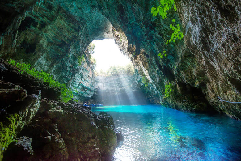 Licht scheint in die Melissani-Höhle in Griechenland hinein
