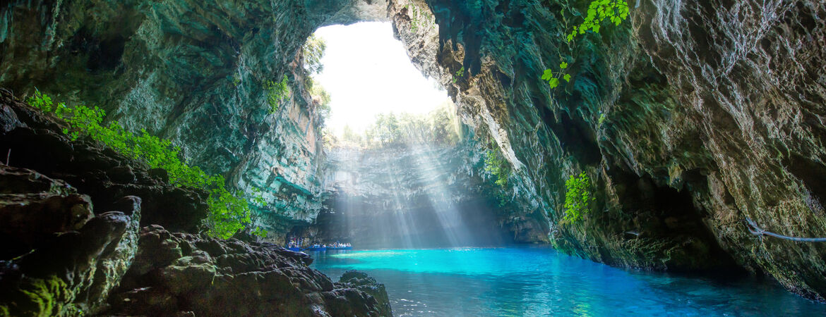 Licht fällt durch ein Loch in die Melissani-Höhle in Griechenland