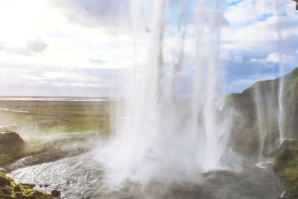 Seljalandsfoss: hinter tosenden Wassermassen