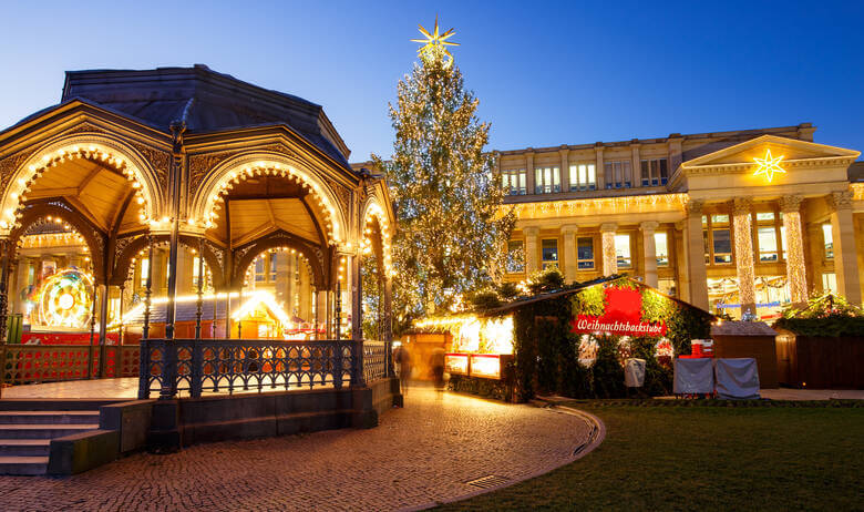 Backstube und beleuchteter Pavillon auf dem Weihnachtsmarkt in Stuttgart