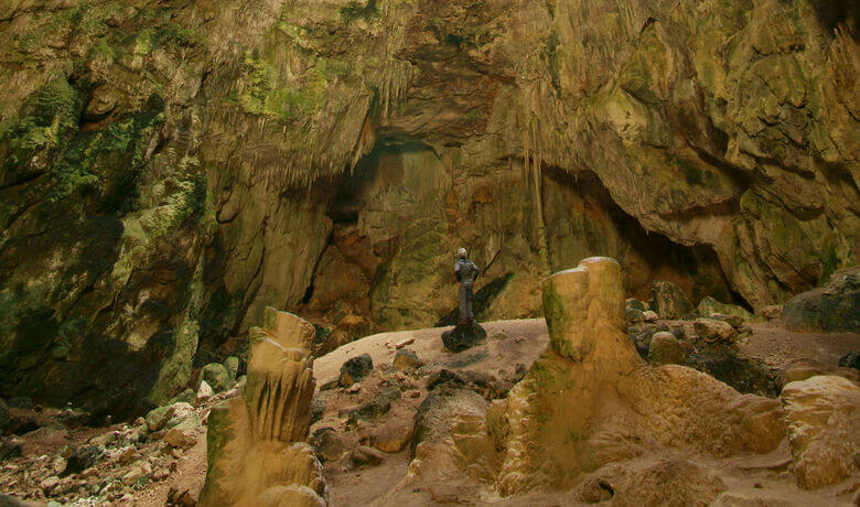 Kleine Statue in einer Höhle auf Mallorca