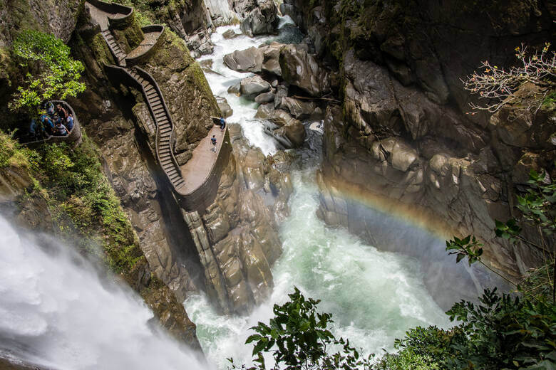 Wasserfälle rauschen in eine Schlucht in Ecuador