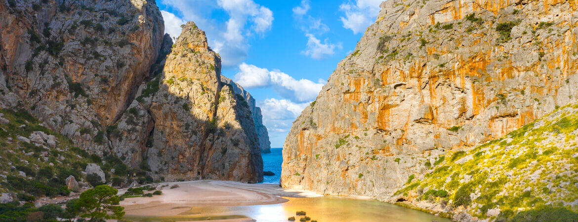 Schlucht von Tarrent de Pareis an einem Strand auf Mallorca