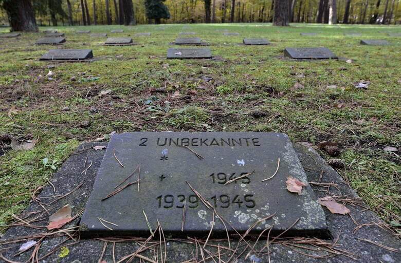 Grabstein von unbekannten Opfern vom Ende des Zweiten Weltkriegs auf dem Wilmersdorfer Waldfriedhof in Stahnsdorf