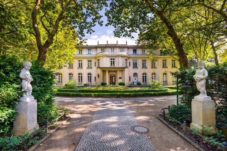 Eingang der Villa am Wannsee in Berlin