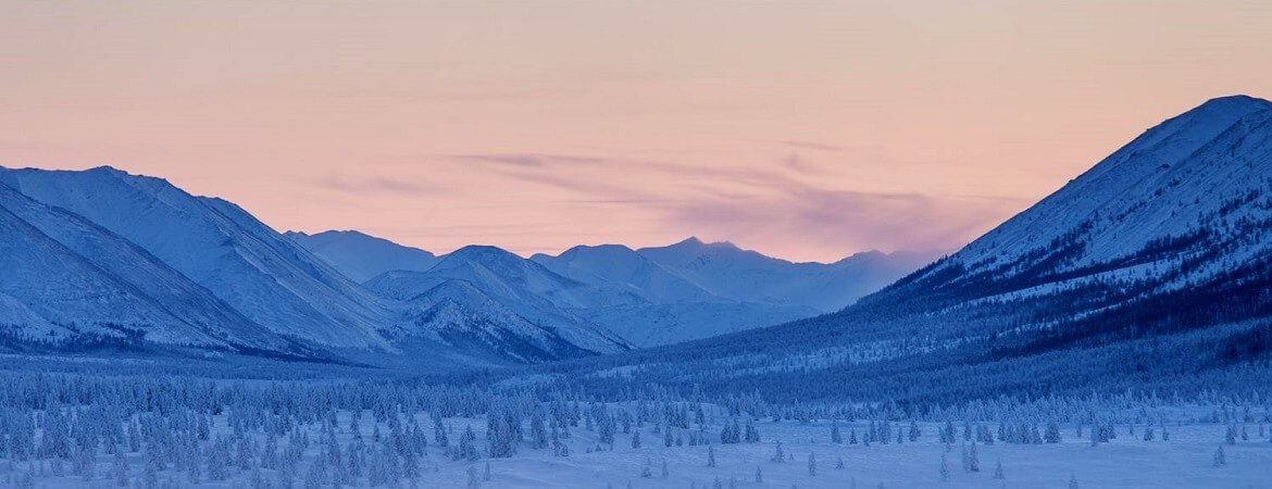 Schneeberge in Sibirien am Abend