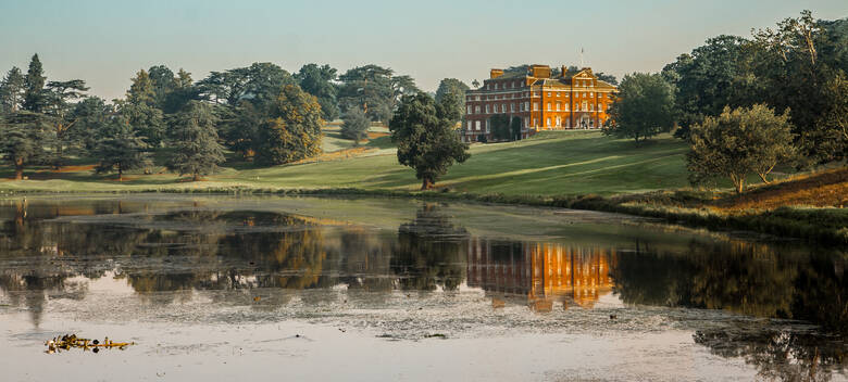 Das Anwesen Brockett Hall an einem See in England 