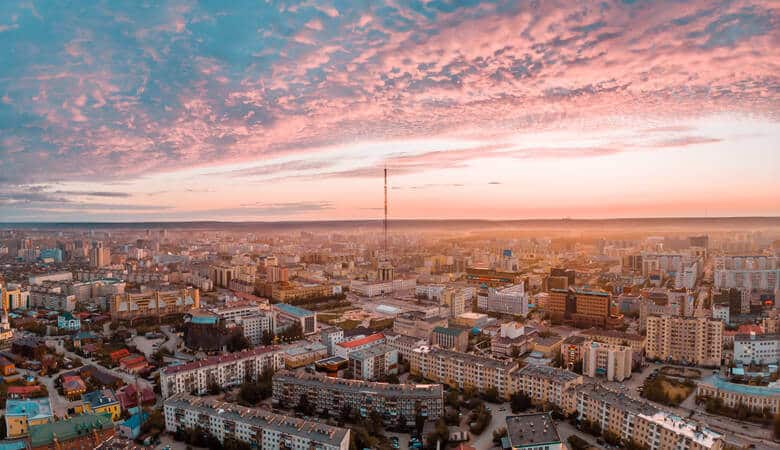 Sonnenuntergang über den Hochhäusern von der Stadt Jakutsk