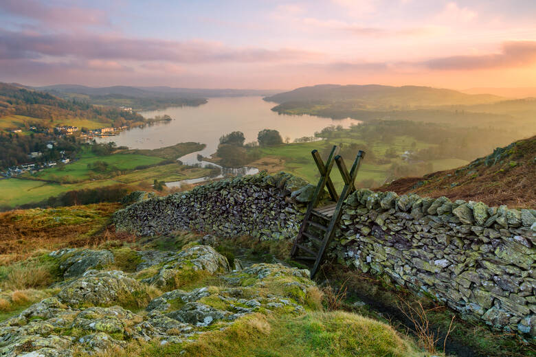 Seen im Lake-District-Nationalpark in England am Abend