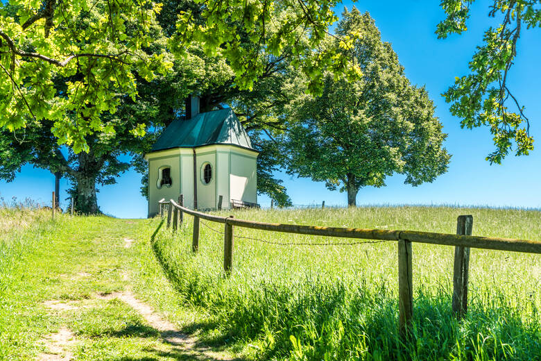 Kleine Kapelle in Bayern auf dem Land 
