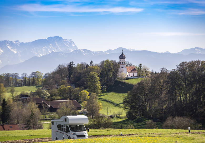 Münsing am Starnberger See mit Blick auf Kirche und die Alpen mit Zugspitze