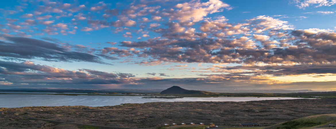 Blick über den Myvatn-See und den Vulkankrater in Island
