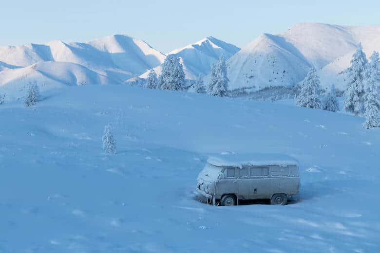 Ein mit Eis bedeckter Campervan am kältesten Ort der Welt