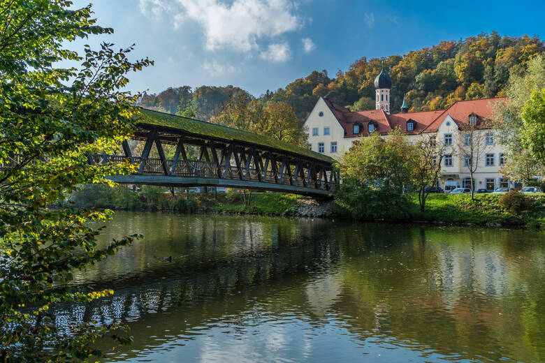 Brücke und Fluß vor der bayrischen Stadt Wolfratshausen