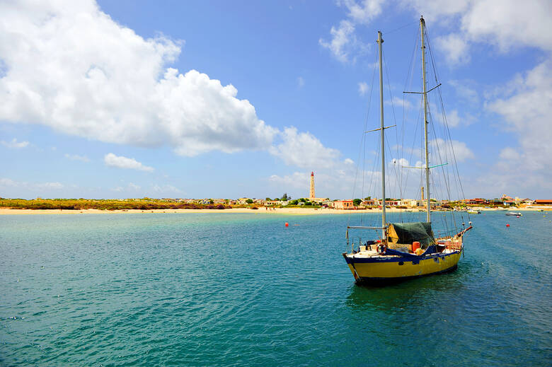 Boot auf dem Meer vor der Stadt Faro