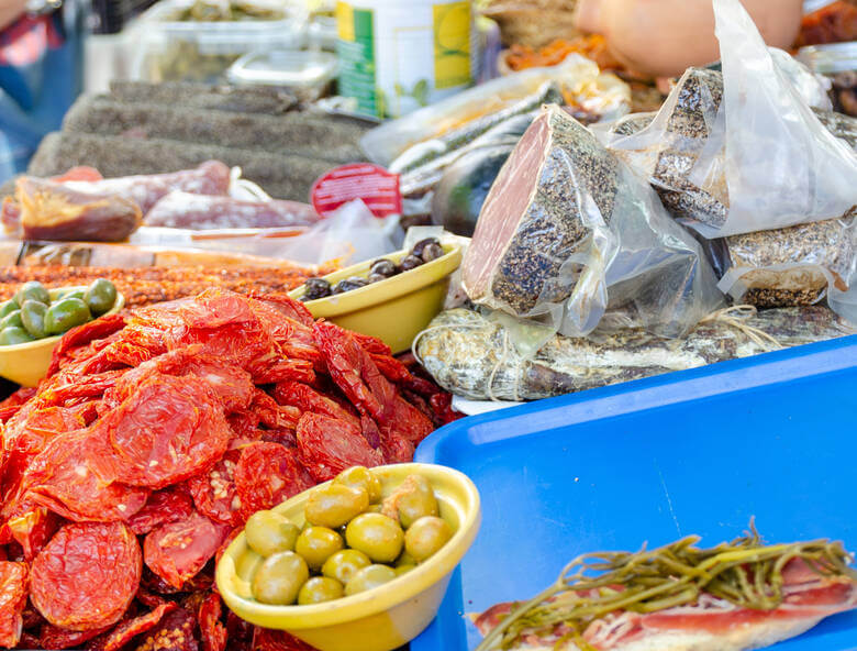 Wurst, Oliven und mehr auf einem der Märkte auf Mallorca