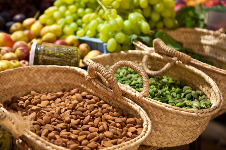 Verschiedene Nüsse und Gewürze auf einem der Märkte auf Mallorca 
