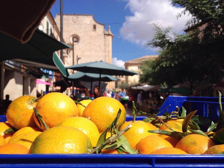 Frische Zitrusfrüchte auf einem der Märkte auf Mallorca 