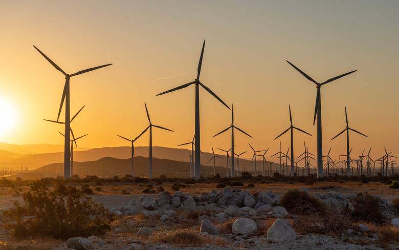 Windräder bei Sonnenuntergang im Süden von Kalifornien