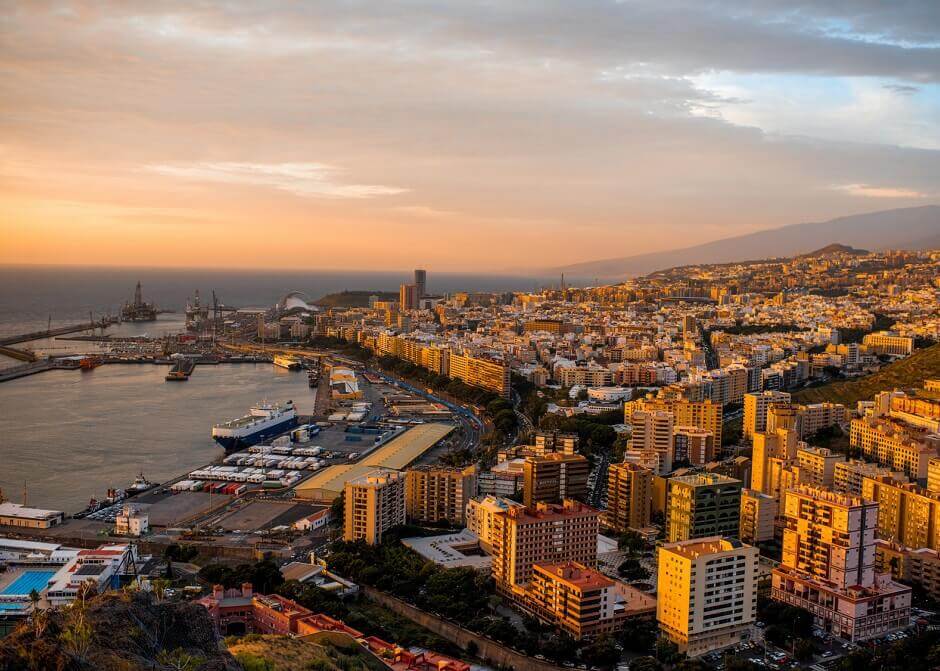 Die Stadt Santa Cruz auf Teneriffa am Abend 