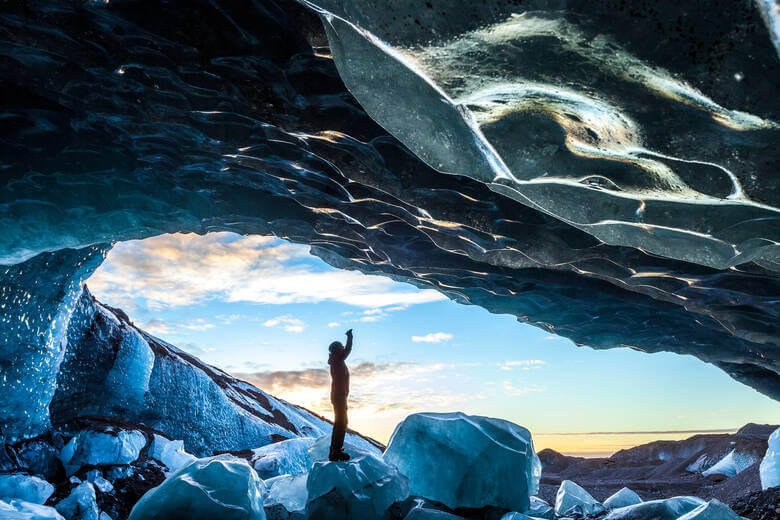 Tourist in einer Eishöhle im Skaftafell-Nationalpark