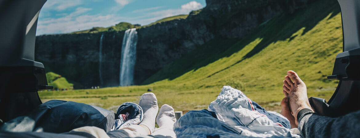 Blick aus dem Kofferraum auf einen Wasserfall in Island