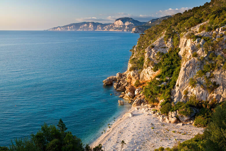 Blick auf die Bucht Cala Cartoe auf Sardinien