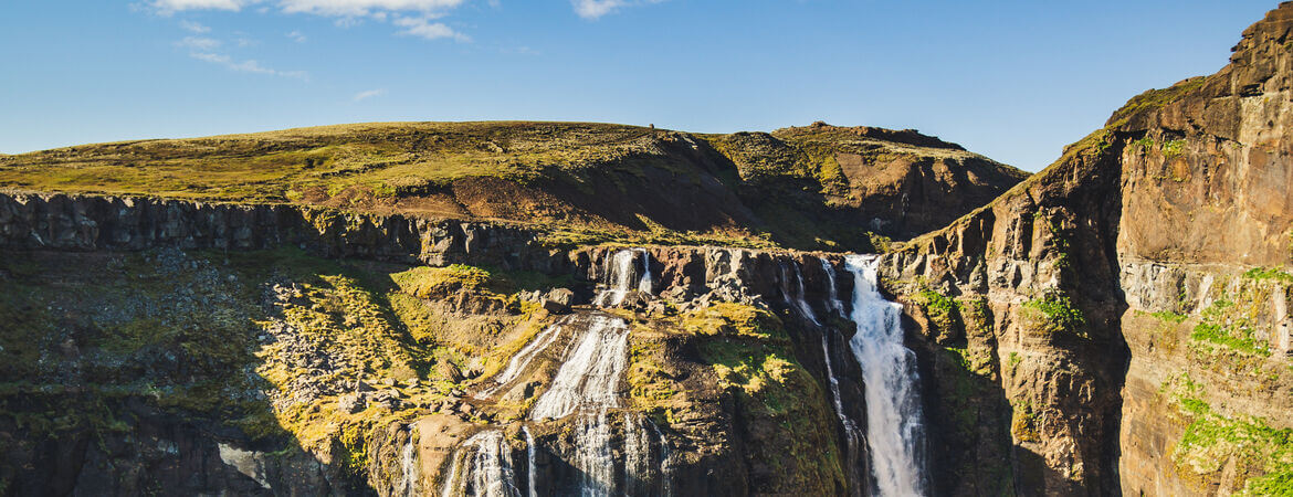 Wasserfall Glymur in Island an einem sonnigen Tag