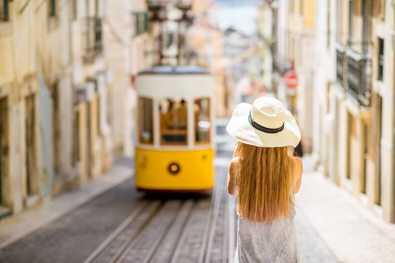 Frau vor Straßenbahn in Lissabon