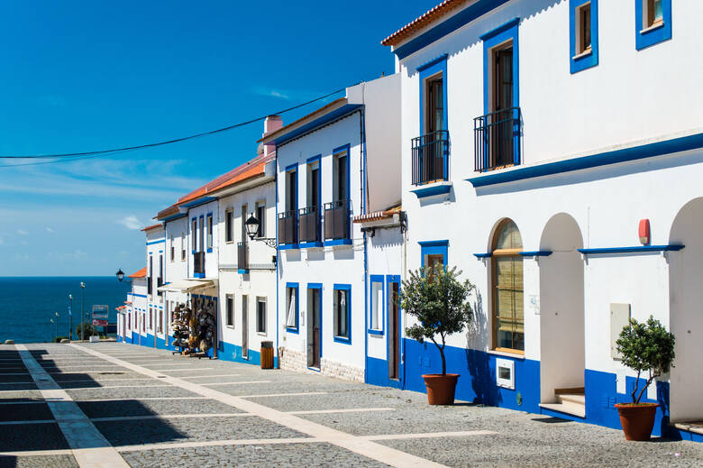 Weißblaue Häuser in Porto Covo