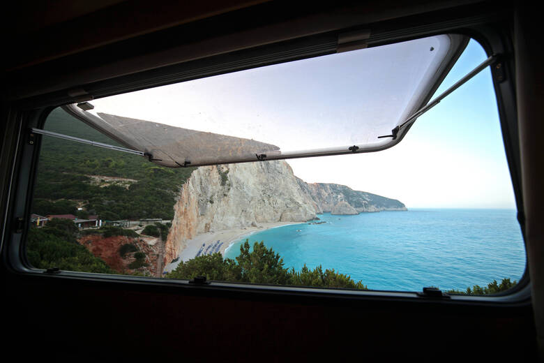 Blick von einem Camper auf einen Strand in Griechenland 