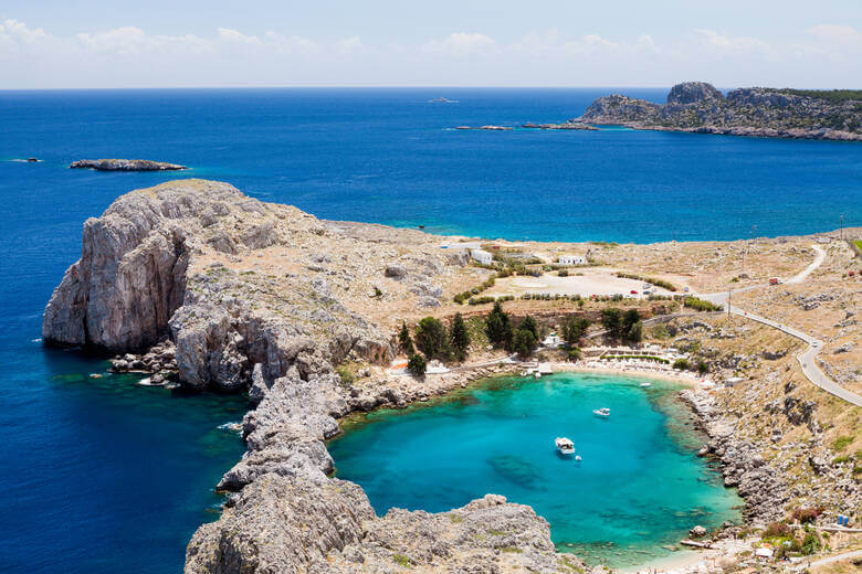 Boote in der türkisfarbenen St. Paul's Bay auf Rhodos