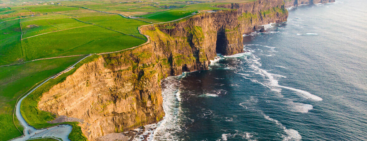 Blick von den Cliffs of Moher in Irland auf das Meer