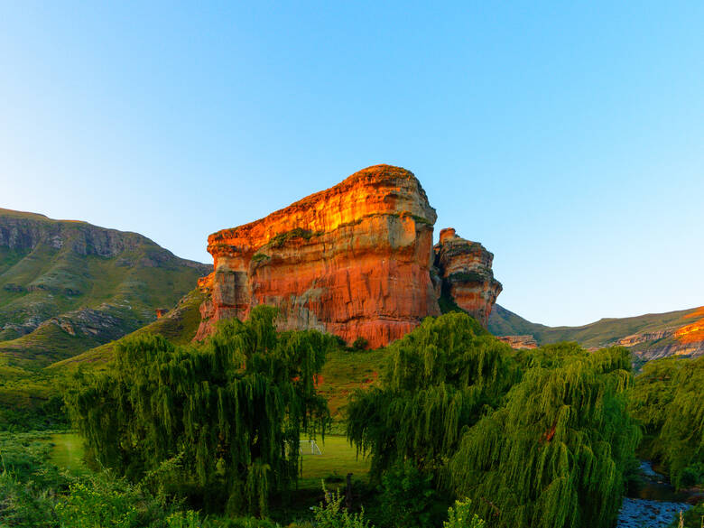 Rote Felsformation in den Drakensbergen in Südafrika