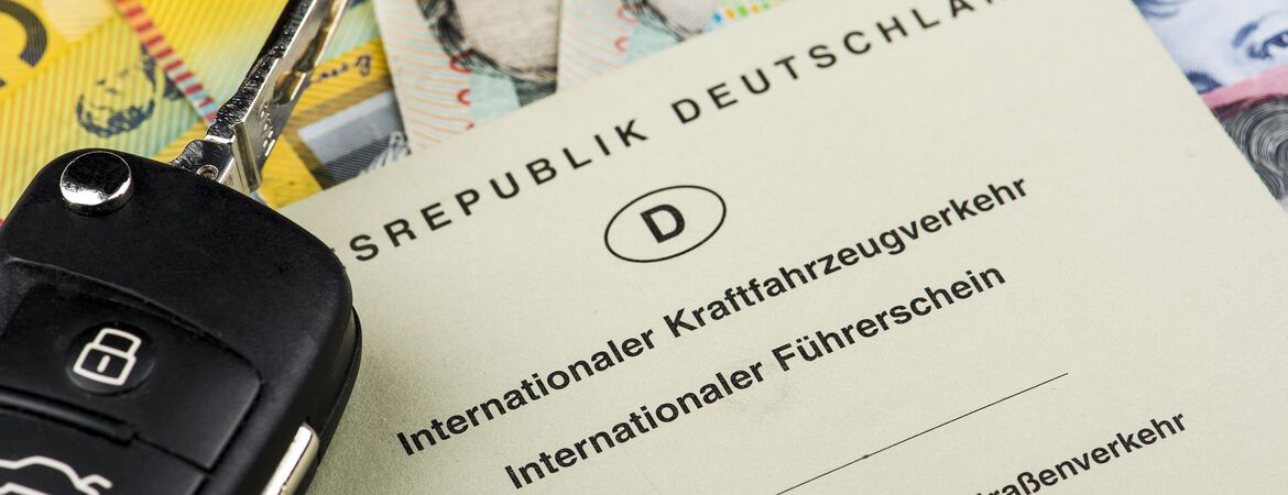 Internationaler Führerschein und Autoschlüssel