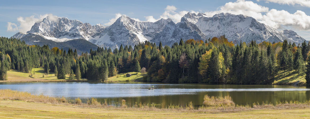 See in Bayern mit Blick auf das Karwendelgebirge