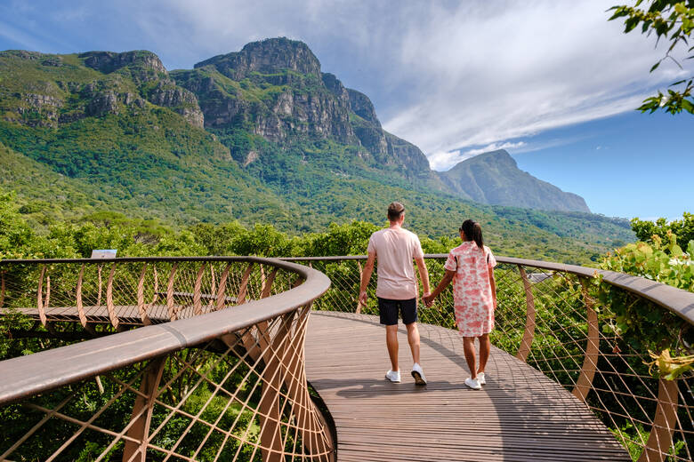 Paar spaziert über einen Steg in den Kirstenbosch Botanical Gardens in Südafrika