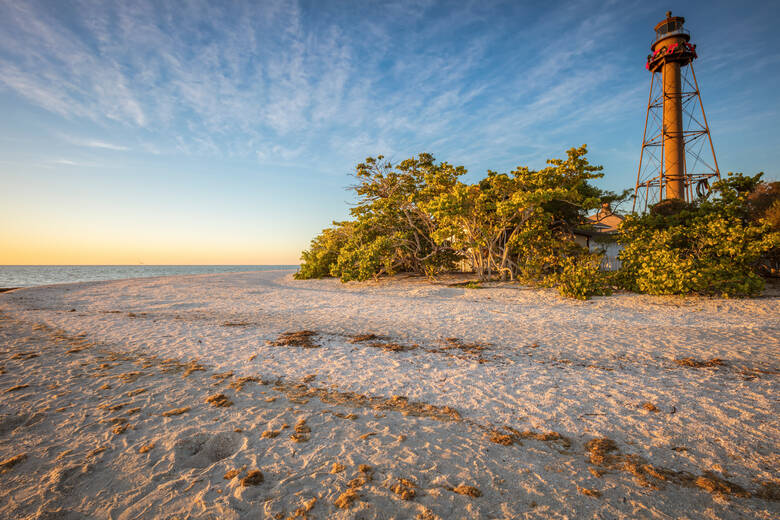 Strand mit Leuchtturm auf einer Insel in Florida