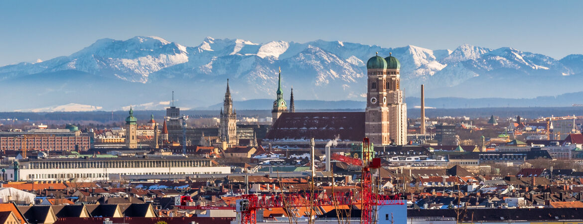 Blick über München mit Alpen im Hintergrund