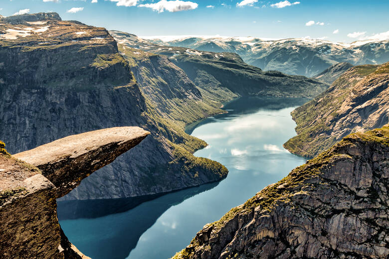 Blick von Trolltunga auf die Berge und Fjorde von Norwegen