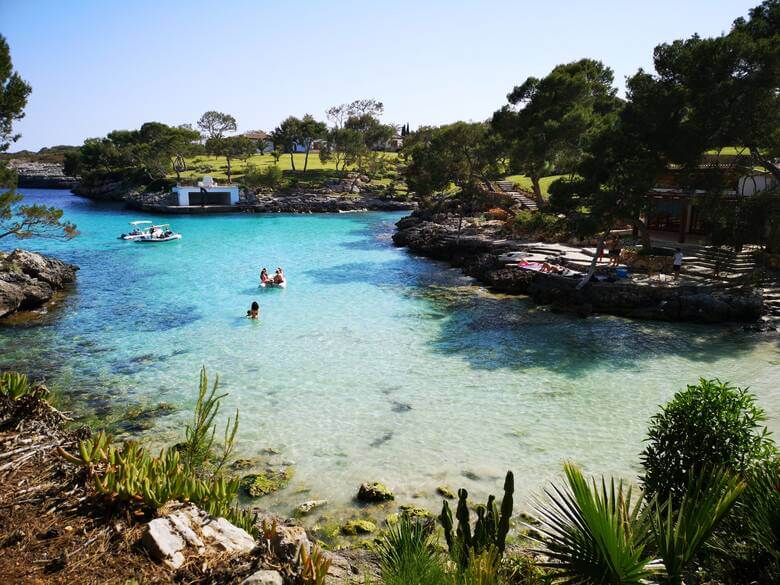 Die glasklare Bucht Cala Mitjana auf Mallorca