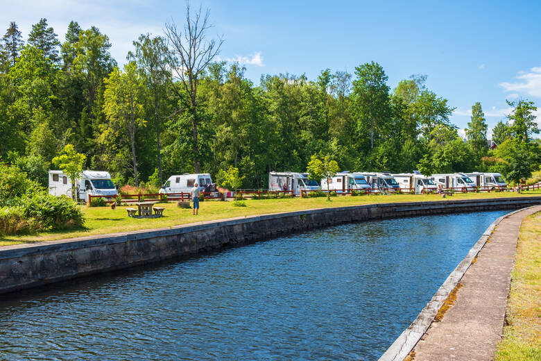 Wohnmobile campen am Göta Kanal in Schweden